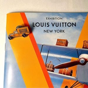 RARE🔖🌟Louis Vuitton Limited Edition Pin and Book 2017